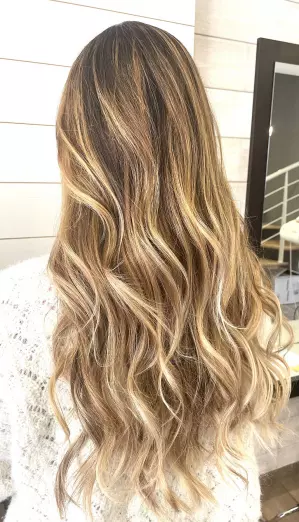 Coiffure femme - Coupe ondulée blonde
